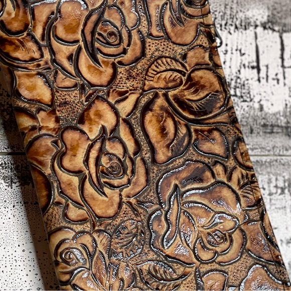 Cowhide brown Wristlet in embossed rose design, detachable strap, zippered - Picture 6 of 11